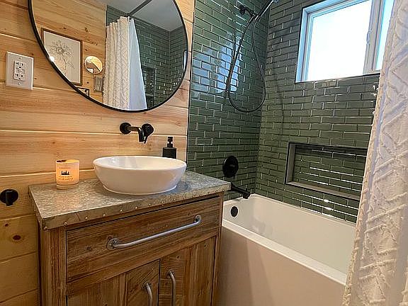 3rd image of 458 Holmes Ln