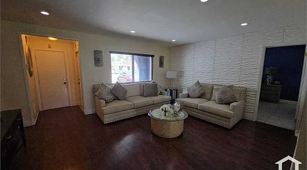5 bed, 1733 sqft, $5,491 — Photo 4