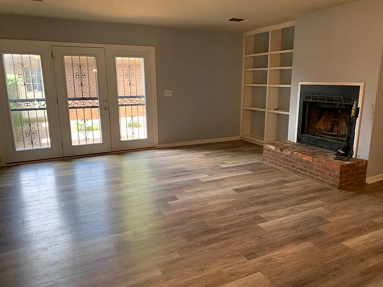 301 Bainbridge Dr #L — Photo 2