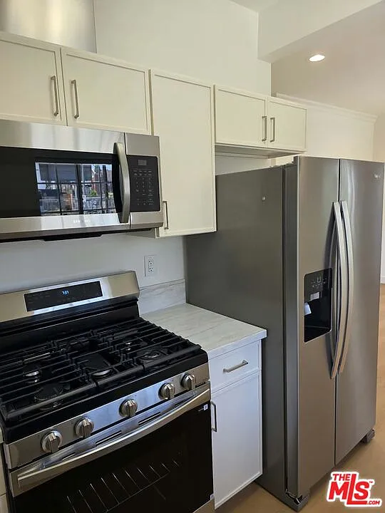 3 bed, 2.0 bath, 1800 sqft, $4,400 — Photo 4