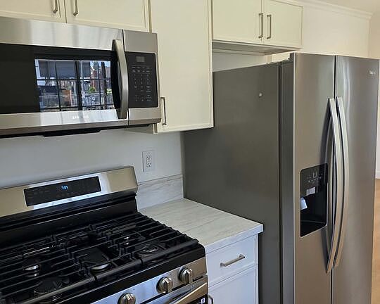 4th image of 1445 N Mariposa Ave
