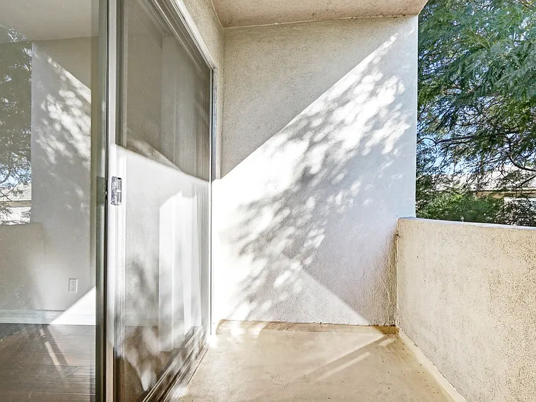 1319 Berkeley St in Santa Monica - large apartments, feels like a condo! — Photo 16