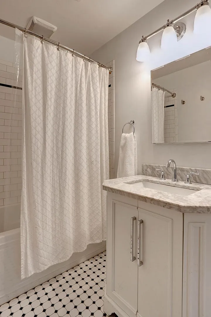 4 Bedroom 2 Bath Hanover Home w- 2-Car Garage on a Stunning Lot — Photo 3