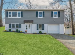 30 Lincoln Trl, Hopatcong, NJ 07843