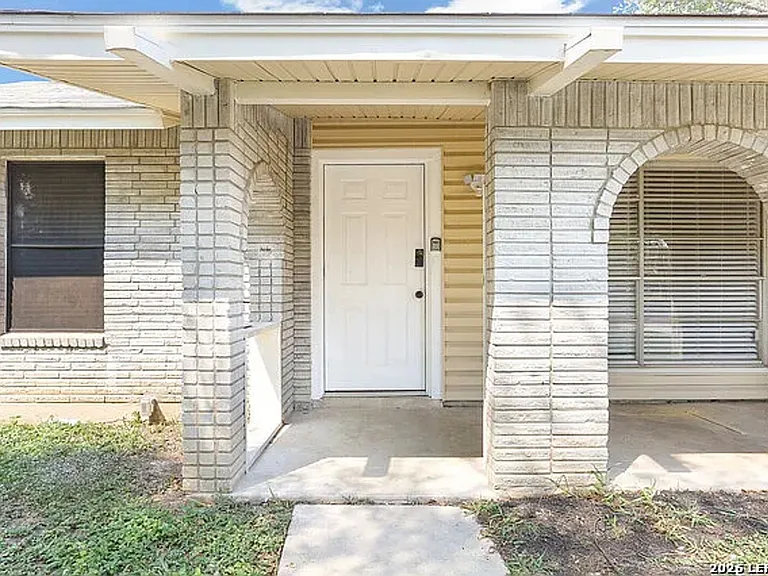2027 Leesburg St — Photo 2