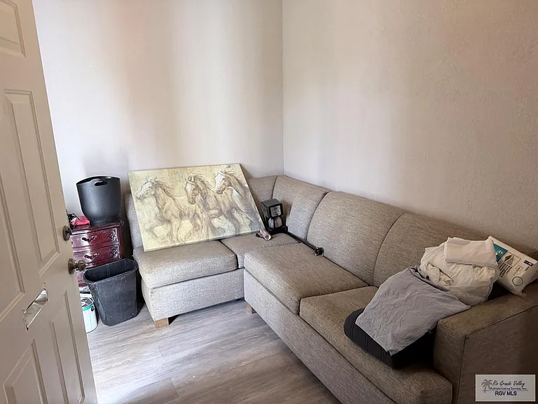 424 E Levee St #1-4-7 — Photo 3