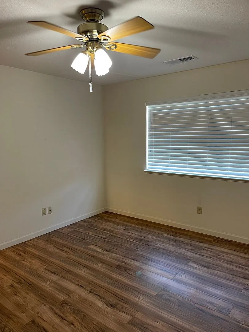 Beautiful 4 bed/ 2 bath home — Photo 3