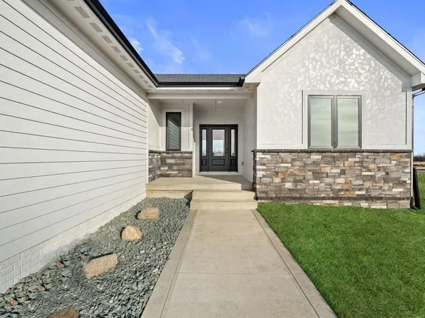 17307 N Valley Dr, Urbandale, IA 50323