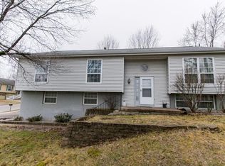 4200 Orchard Dr NW, Cedar Rapids, IA 52405