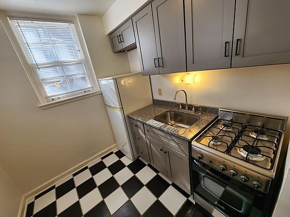 4th image of 227 Montrose Pl APT B