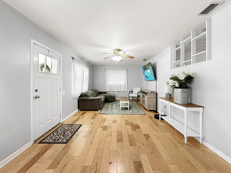 10904 Temple Ave — Photo 3