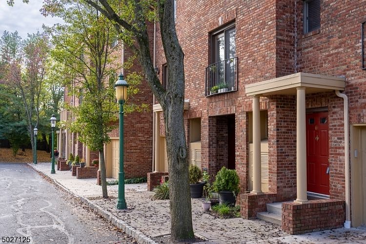 1st image of 65 Mews Ln
