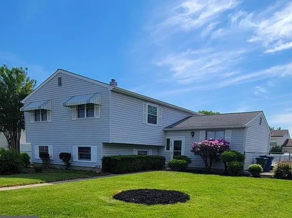 238 College Dr, Pemberton, NJ 08068