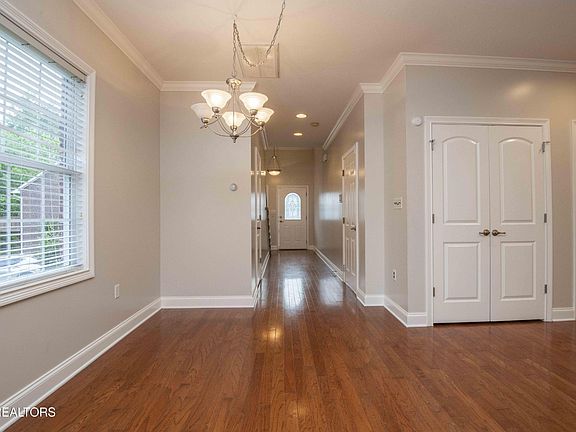 5th image of 621 Yorkland Way