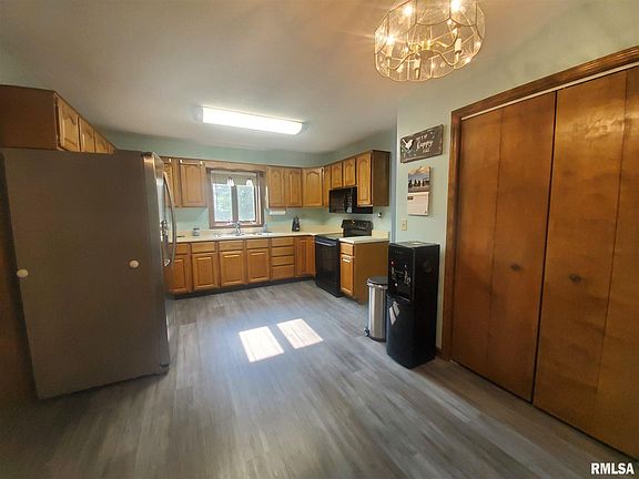 4th image of 10 Hawthorn Ln