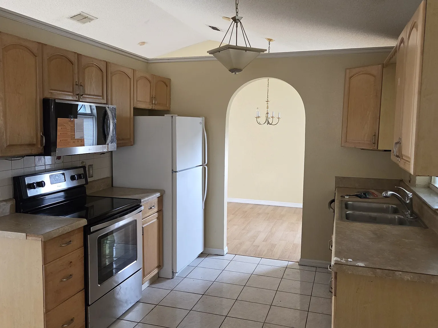 5 bed, 2150 sqft, $2,200 — Photo 3
