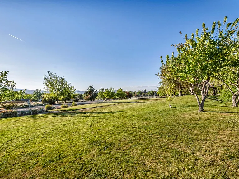 2655 Parkway Dr — Photo 45