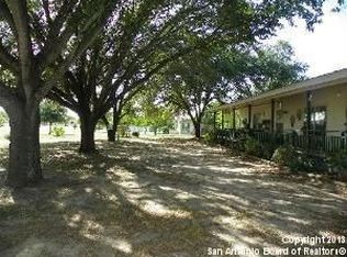 209 Creekview Dr, Floresville, TX 78114