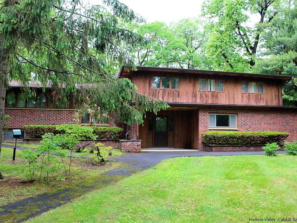 1st image of 9 Woodland Dr