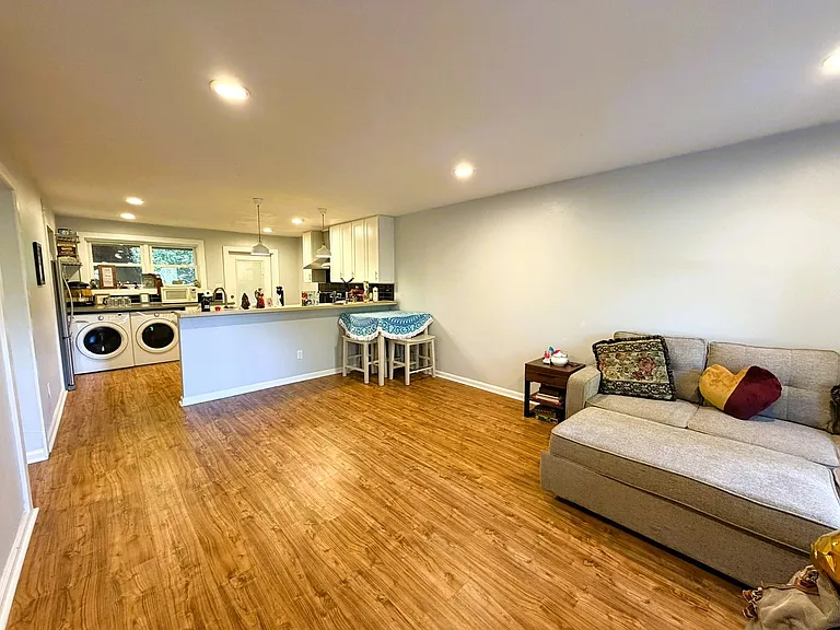 1113 Washington Ct — Photo 3