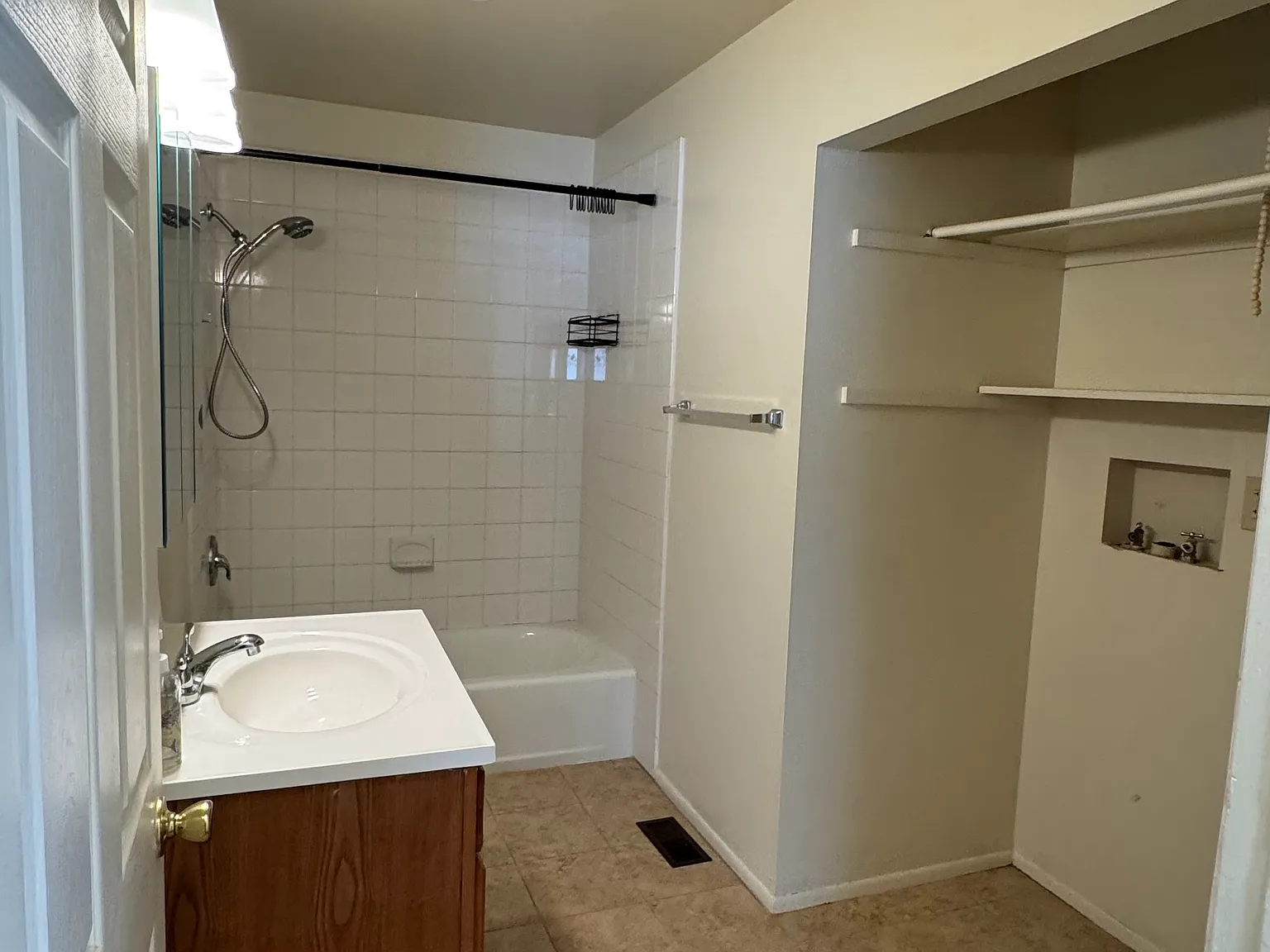 2 bed, 900 sqft, $1,375 — Photo 3