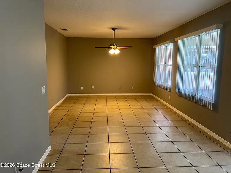 810 Benton Dr — Photo 5