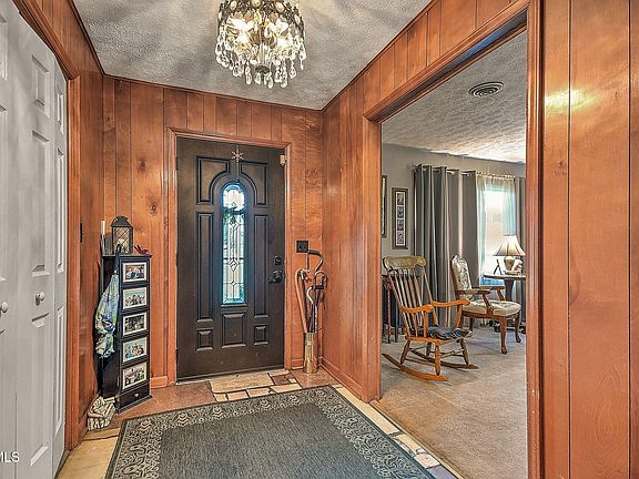 4th image of 459 McArthur Cir