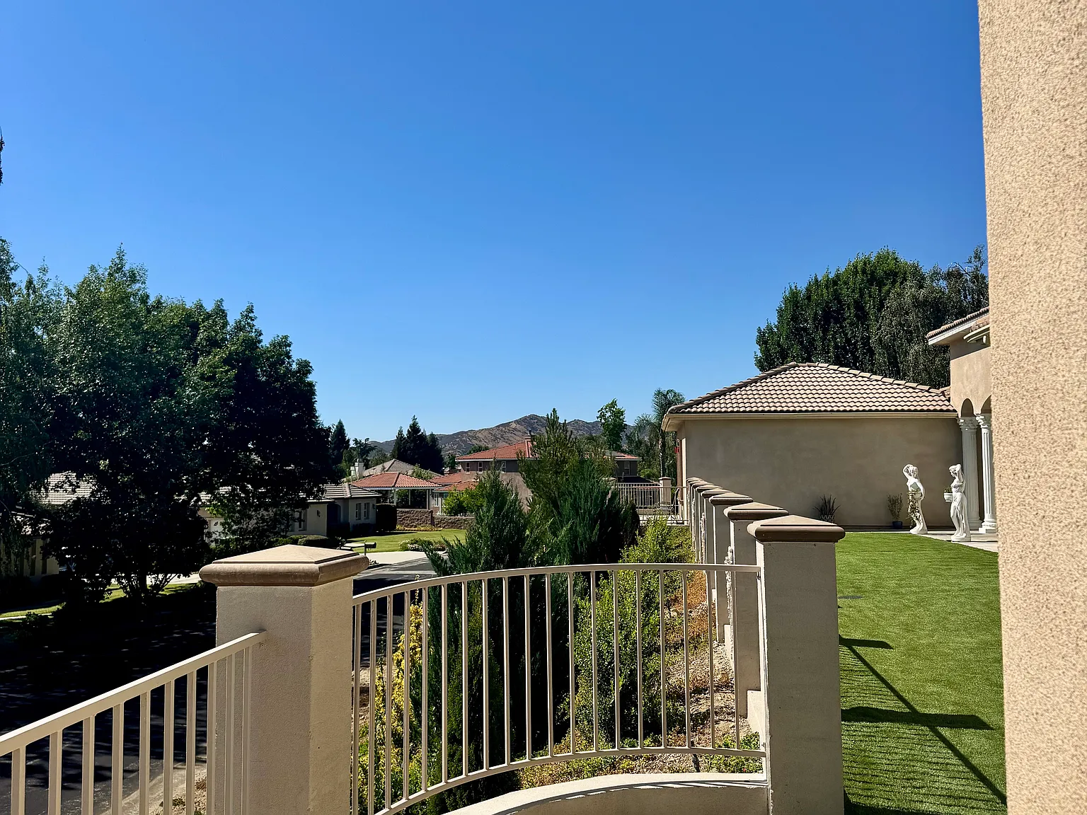 4 bed, 2.5 bath, 1940 sqft, $3,400 — Photo 3