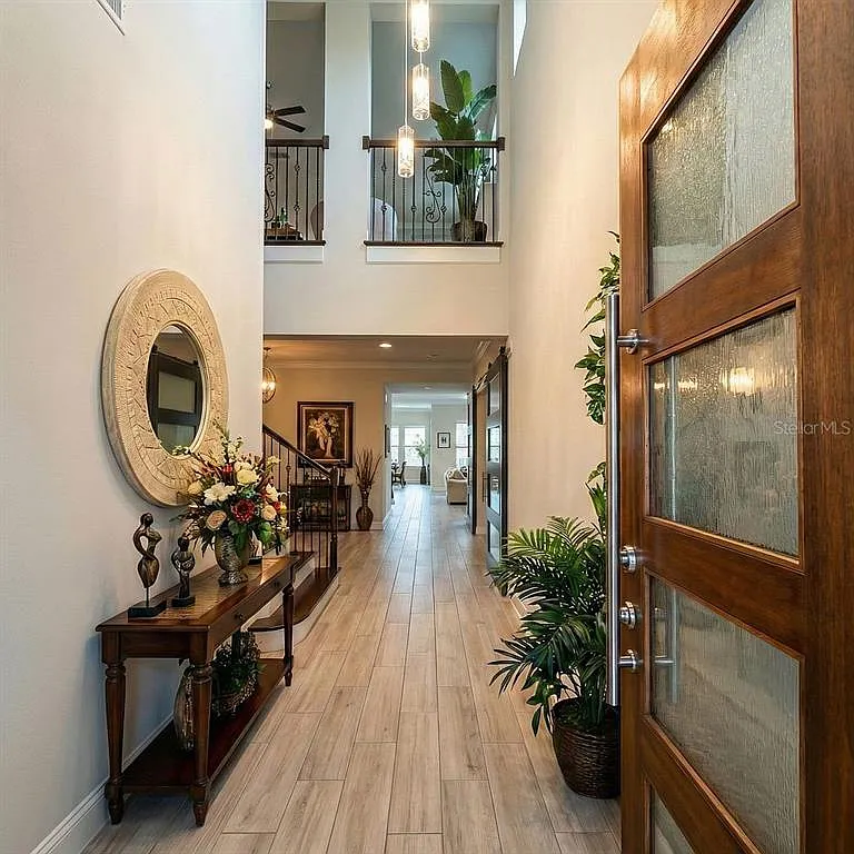5 bed, 5.5 bath, 4972 sqft, $6,800 — Photo 2