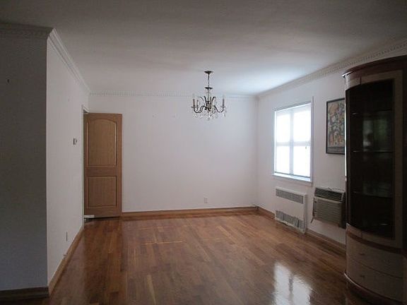 3rd image of 6564 Ellwell Cres #2
