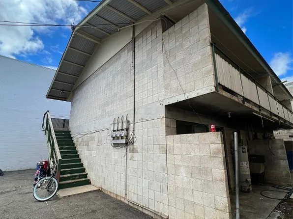 1722 Democrat St, Honolulu, HI 96819