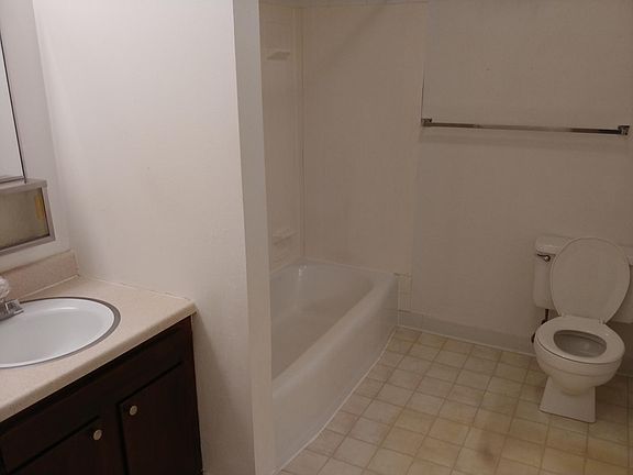 5th image of 1725 Oxford Dr APT 2