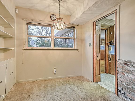 3rd image of 210 Farmstead Ln