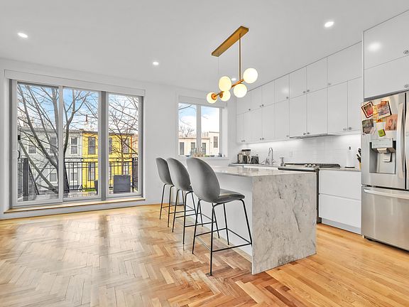 4th image of 729 Chauncey St Suite 1