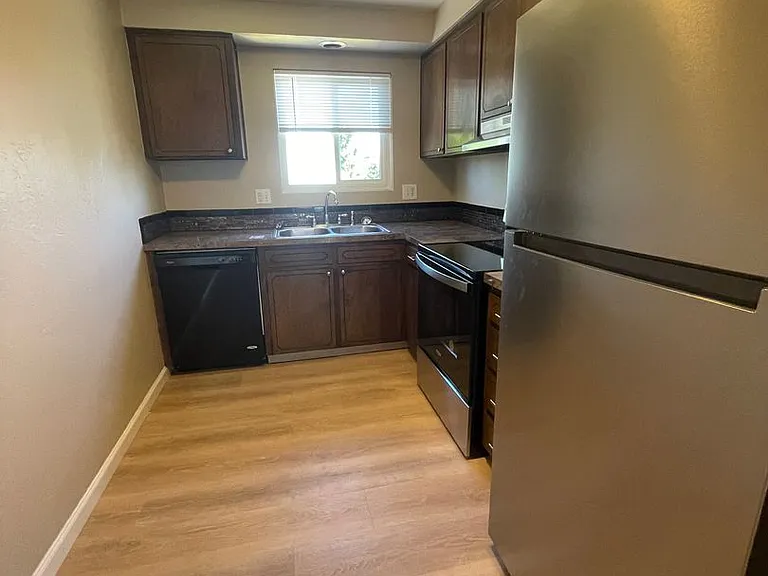Heatherstone Apartments — Photo 25