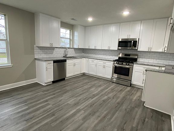 4th image of 602 Majestic St