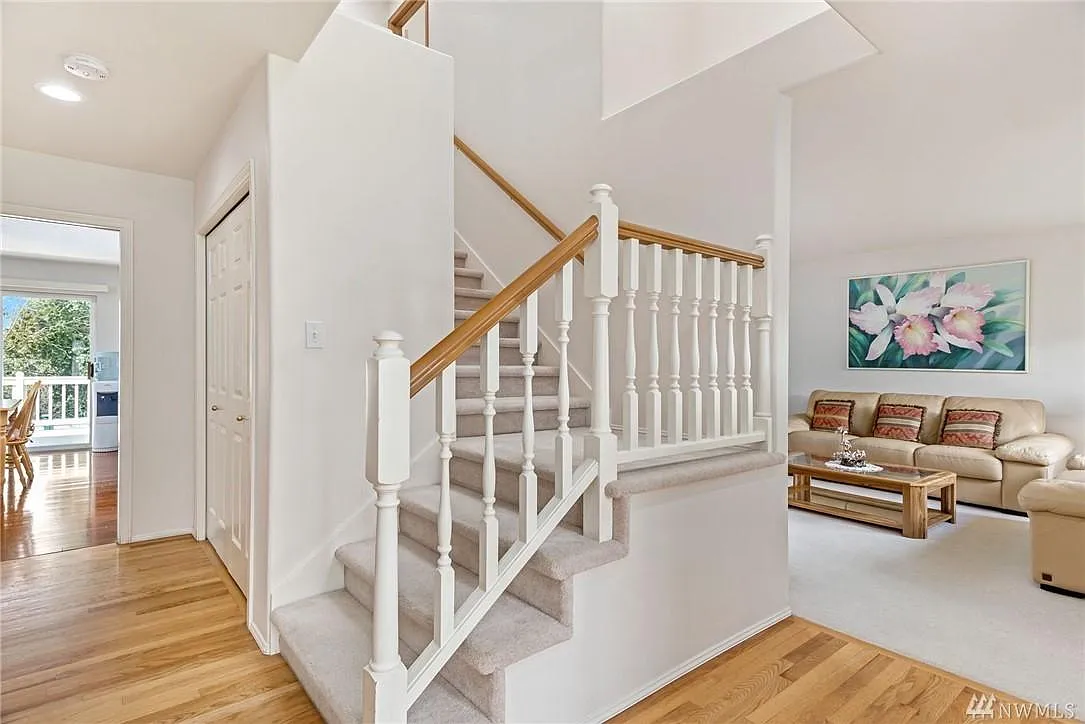 4 bed, 2760 sqft, $3,800 — Photo 2