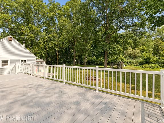 3rd image of 44156 Elizabeth Rd