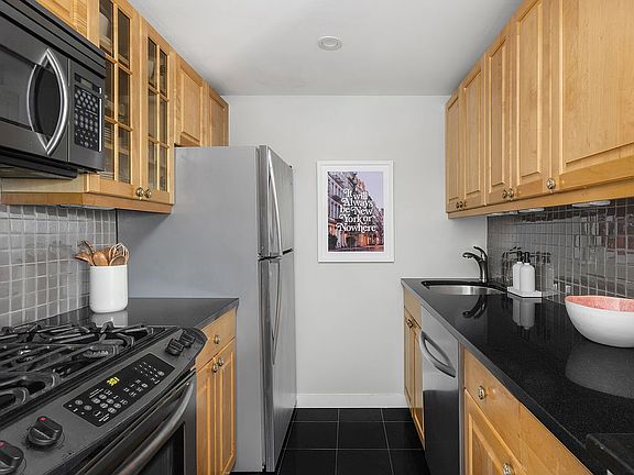 3rd image of 445 W 19th St APT 8H