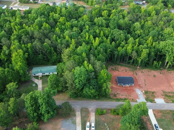 215 Meadow Hill Dr, Anderson, SC 29624