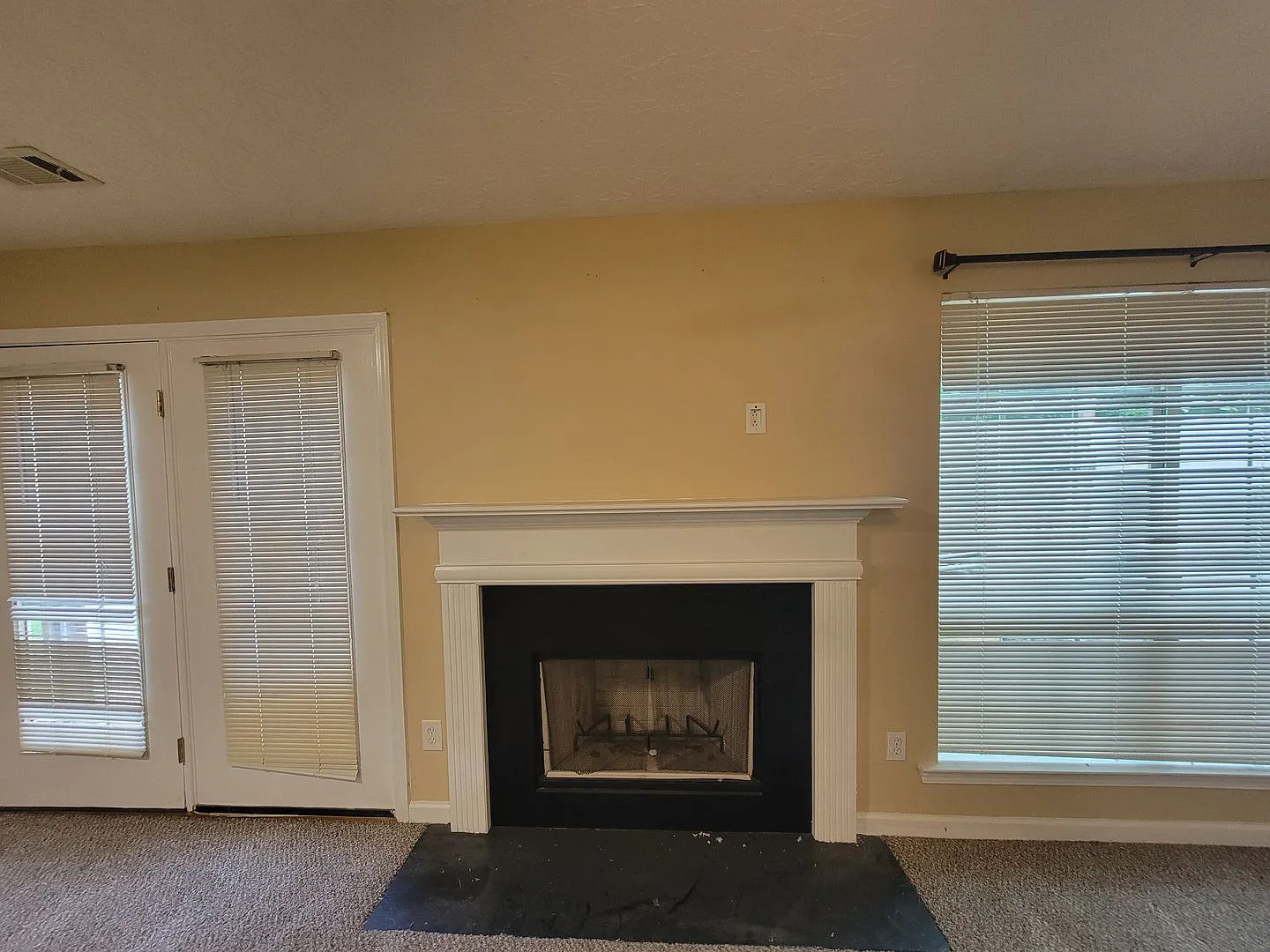 Save Time - Save Money - Beautiful Townhome - New Carpet — Photo 4