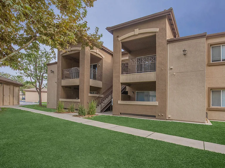 Breakwater Apartments — Photo 13