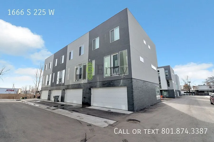 Beautiful 4 Bed - 3 Bath Townhome in Great Clearfield Location! Available NOW! — Photo 2
