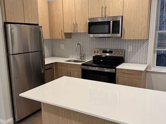 3rd image of 111 Park Dr APT 1