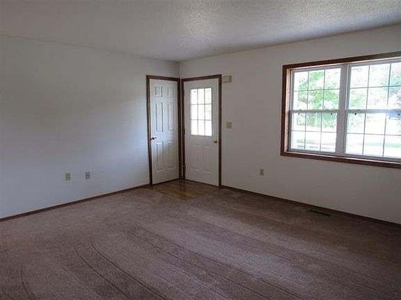 5th image of 28 Columbine Ave