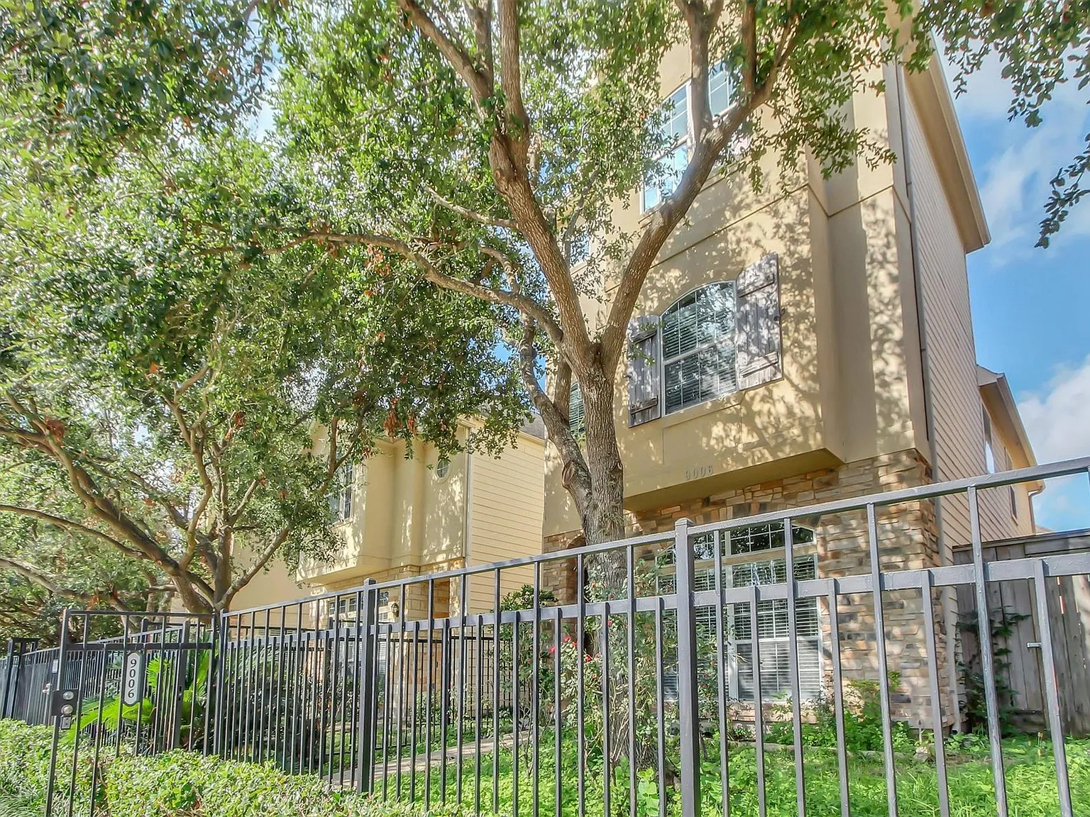 3 bed, 2.5 bath, 2328 sqft, $2,500 — Photo 3
