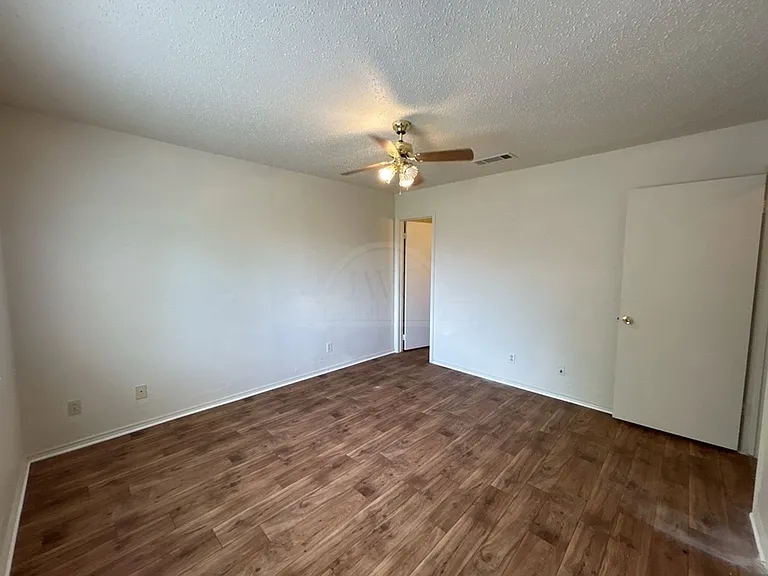 2108 Carousel Dr — Photo 18