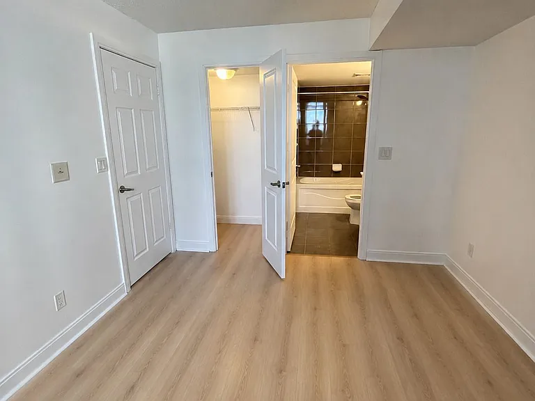 330 Burnhamthorpe Rd S #708 — Photo 11