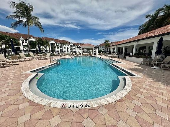 5th image of 402 Villa Cir #402