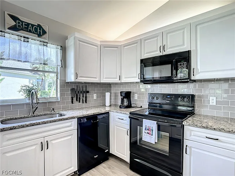 13633 Admiral Ct — Photo 11